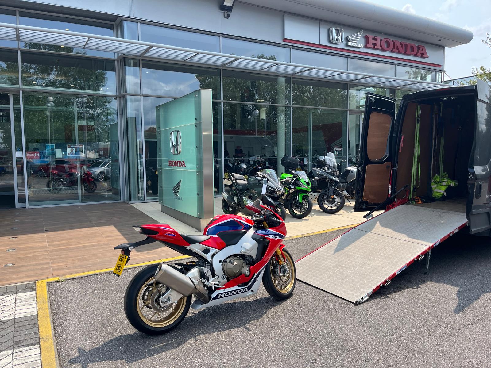 Move Motorbikes delivery in progress